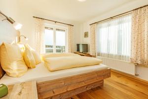 ein Schlafzimmer mit einem großen Bett und einem Fenster in der Unterkunft Salzburg-Chalet in Grossgmain