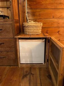 ein kleiner Fernseher, der auf einer Holzwand sitzt in der Unterkunft The Bath and Bed Sakuho in Saku + 26 Fotos