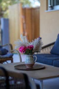 Gallery image of Seafront eclectic peaceful house with garden in Olympiaki Akti