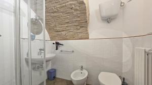un bagno con un water e un lavandino di Adiacente Piazza del Mercato a Spoleto