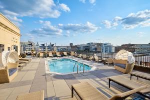 Bassein majutusasutuses Logan Circle 1BR w Gym WD Pool nr bars WDC-483 või selle lähedal