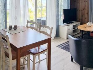 Una sala de estar con una mesa de comedor y un televisor. en 4 person holiday home in EGGEDAL, en Eggedal