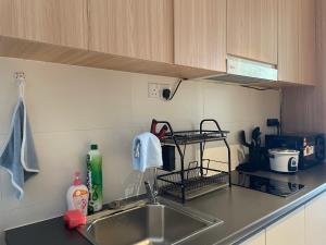 Kuchyň nebo kuchyňský kout v ubytování Getawayhub Roxy Sematan Beach Apartment