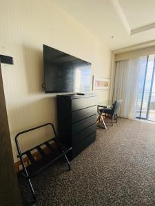 TV a/nebo společenská místnost v ubytování Ocean View Studio Apartment Surfers Paradise - Free Parking