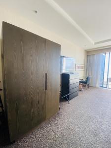 TV a/nebo společenská místnost v ubytování Ocean View Studio Apartment Surfers Paradise - Free Parking