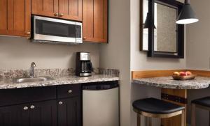 eine Küche mit Spüle und Mikrowelle in der Unterkunft Marriott Mountainside Luxury Studio in Park City + 27 Fotos