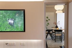 上海Moli B&B - The Bund Riverview Nanjing East Road 3-Bedrooms with Elevator Apartment Near the subway的一间设有桌子和墙上绘画的用餐室