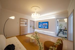 Moli B&B - The Bund Riverview Nanjing East Road 3-Bedrooms with Elevator Apartment Near the subway的电视和/或娱乐中心