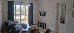 una sala de estar con un sofá y una mesa en Melania Modern Apart with pool near CORAL BAY, Pafos, en Peyia 15 fotos más