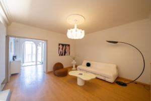 上海Moli B&B - The Bund Riverview Nanjing East Road 3-Bedrooms with Elevator Apartment Near the subway的带沙发和桌子的客厅