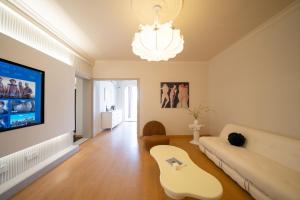 上海Moli B&B - The Bund Riverview Nanjing East Road 3-Bedrooms with Elevator Apartment Near the subway的带沙发和电视的客厅