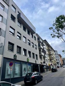 a car parked in front of a building on a street at NEU Schwarzwald Zimmer am Schlössle Goldstadt Pforzheim in Pforzheim