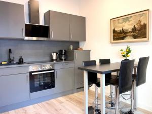a kitchen with a table and chairs in it at NEU Schwarzwald Zimmer am Schlössle Goldstadt Pforzheim in Pforzheim