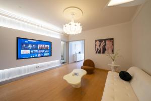 Moli B&B - The Bund Riverview Nanjing East Road 3-Bedrooms with Elevator Apartment Near the subway的电视和/或娱乐中心