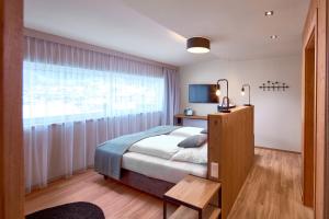 Llit o llits en una habitació de HOTEL SONNBLICK Kaprun, Salzburg - including Summer Card