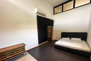 Un dormitorio con una cama y una mesa dentro. en clark pool villa private, en Mabalacat 19 fotos más