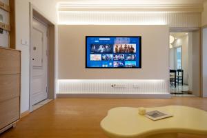 Moli B&B - The Bund Riverview Nanjing East Road 3-Bedrooms with Elevator Apartment Near the subway的电视和/或娱乐中心