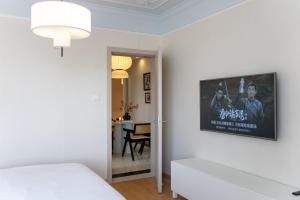 Moli B&B - The Bund Riverview Nanjing East Road 3-Bedrooms with Elevator Apartment Near the subway的电视和/或娱乐中心