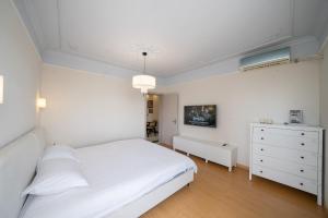 Moli B&B - The Bund Riverview Nanjing East Road 3-Bedrooms with Elevator Apartment Near the subway客房内的一张或多张床位