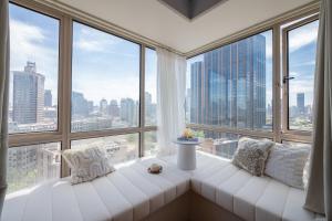 上海Moli B&B - The Bund Riverview Nanjing East Road 3-Bedrooms with Elevator Apartment Near the subway的市景客房的靠窗座位