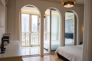 Moli B&B - The Bund Riverview Nanjing East Road 3-Bedrooms with Elevator Apartment Near the subway客房内的一张或多张床位