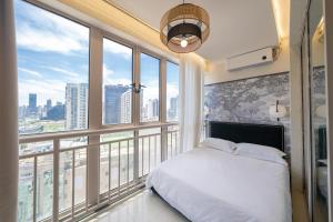 上海Moli B&B - The Bund Riverview Nanjing East Road 3-Bedrooms with Elevator Apartment Near the subway的带白色床和大窗户的卧室