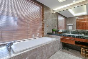 Ένα μπάνιο στο GuangZhou TongYu International Hotel