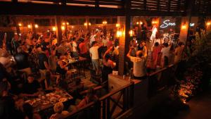 une foule de personnes à une fête dans un restaurant dans l'établissement Green Bay Resort & Spa - Ultra All Inclusive, à Guvercinlik 92 autres photos