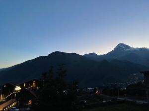 Vista general d'una muntanya o vistes d'una muntanya des de l'hostal o pensió