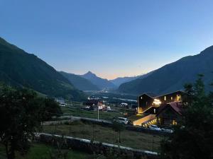 Vista general d'una muntanya o vistes d'una muntanya des de l'hostal o pensió