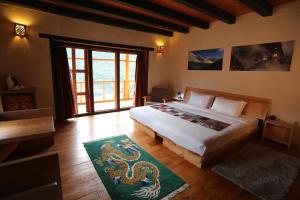Wangdue Ecolodge客房内的一张或多张床位