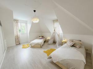 een slaapkamer met 2 bedden en een speeltent bij La villa des Taillis, 10 pers in La Chapelle-sur-Erdre +45 foto's