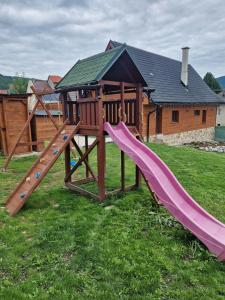 Herní místnost nebo prostor pro děti v ubytování Chata Štrbian Telgárt s vírivkou v cene