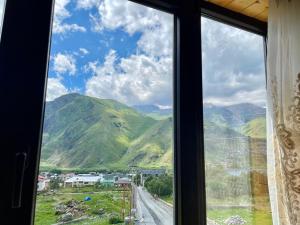 Vista general d'una muntanya o vistes d'una muntanya des de l'hostal o pensió
