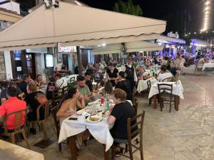 eine Gruppe von Personen, die in einem Restaurant an Tischen sitzen in der Unterkunft Villa Kallista in Pissouri
