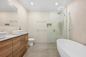 Ένα μπάνιο στο Ocean Retreat by Ready Set Stay - BYO linen and towels +5 φωτογραφίες