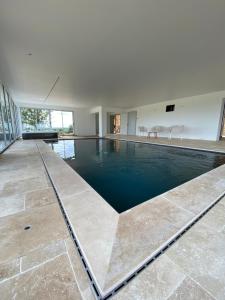 ein leerer Pool in einem Haus in der Unterkunft Domaine du Puy Doré in Sainte-Cécile