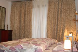 プレデアルにあるSimon Apartmentのベッドルーム1室(ベッド1台付)、窓(カーテン付)