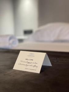 Postel nebo postele na pokoji v ubytování Lake View Rooms Ksamil