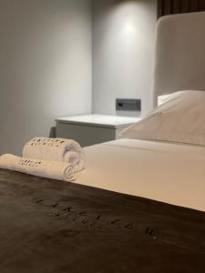 Postel nebo postele na pokoji v ubytování Lake View Rooms Ksamil