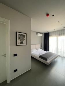 Postel nebo postele na pokoji v ubytování Lake View Rooms Ksamil