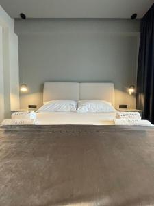 Postel nebo postele na pokoji v ubytování Lake View Rooms Ksamil