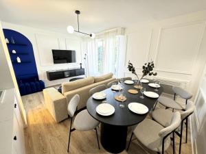 a living room with a table and a couch at Charmant logement au bord de mer in Saint-Nazaire