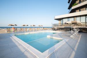 Bazén v ubytování Hotel Playa Suite nebo v jeho okolí