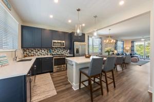 Kuchyň nebo kuchyňský kout v ubytování Only Sunsets at Hunter's Point