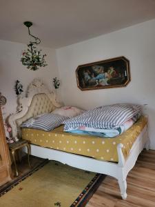 a bed in a bedroom with a painting on the wall at Großzügiges Studio-Apartment Siegblick 70qm mit XXL Balkon in Mittelhof