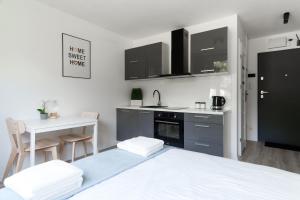 a small kitchen with a bed and a table at The Park Suites in Warsaw