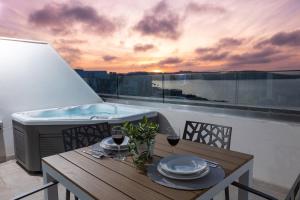 聖保羅灣城的住宿－Ivory Suite Ph With Views And Jacuzzi By Homely，相簿中的一張相片