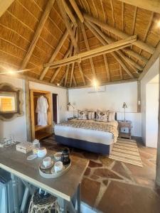 Postel nebo postele na pokoji v ubytování Norotshama River Resort