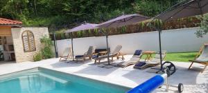 Bazén v ubytovaní Villa Suzana with Heated Pool and outdoor billiards alebo v jeho blízkosti